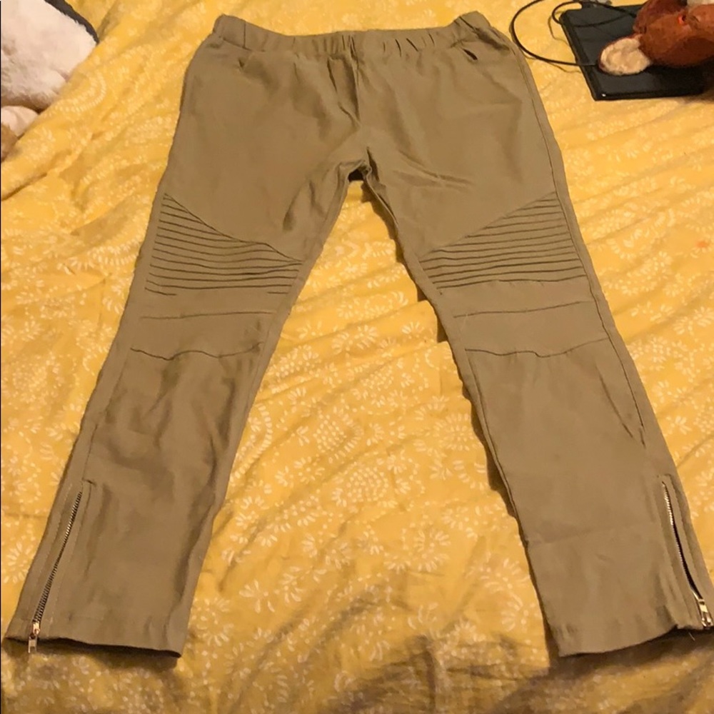 NWOT stylish leggings